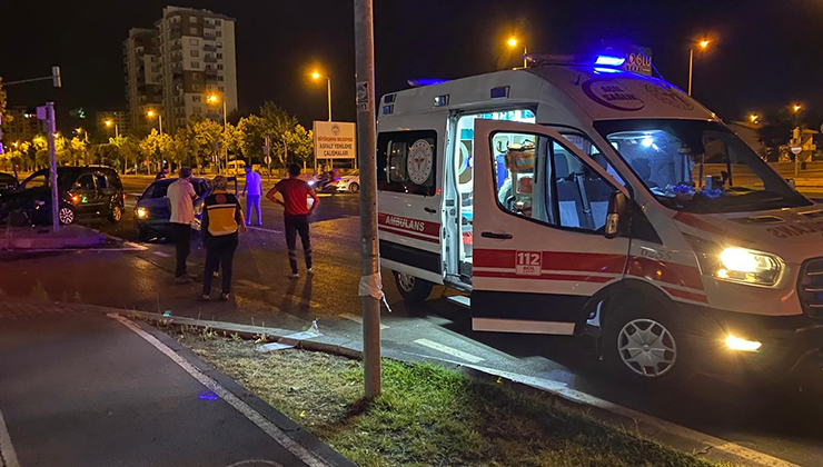 Kazaya sebebiyet verdi, kazazedelere “Nasılsınız?” dedikten sonra kaçtı: 3 yaralı