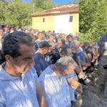 Kestiği ağacın altında kalarak kalp krizi geçiren işçi toprağa verildi