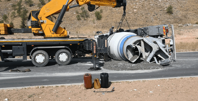 Kontrolden çıkan beton mikseri refüje devrildi: 1 yaralı