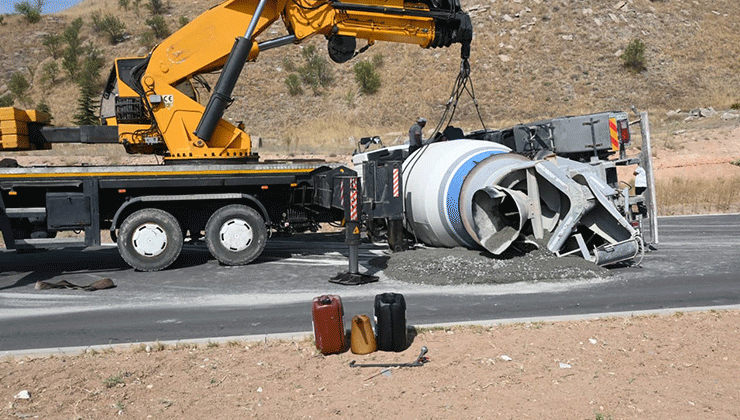 Kontrolden çıkan beton mikseri refüje devrildi: 1 yaralı