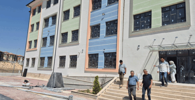 Konya İl Milli Eğitim Müdürü Murat Yiğit, 3 okulun inşaat alanlarında incelemelerde bulundu