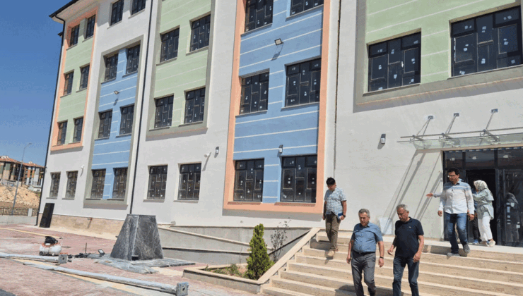 Konya İl Milli Eğitim Müdürü Murat Yiğit, 3 okulun inşaat alanlarında incelemelerde bulundu
