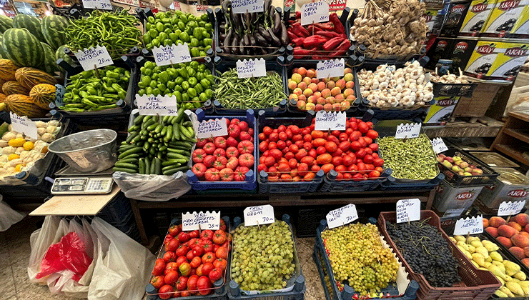 Konya Kadınlar Pazarı’nda meyve sebze azlığı cep yakıyor