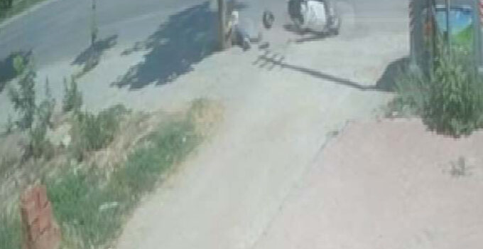 Konya’da devrilip ağaca çarpan motosikletin sürücüsü yaralandı