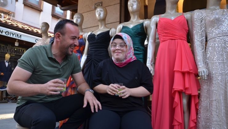 Konya’da down sendromlu Merve, neşesiyle tarihi çarşının “gülü” oldu