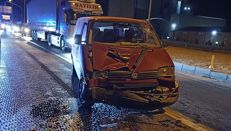 Konya’da kamyonet tıra çarptı: 1 yaralı