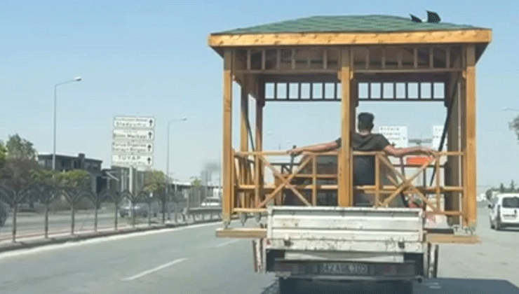 Konya’da kamyonet üstünde kamelyada oturan vatandaş ilgi çekti