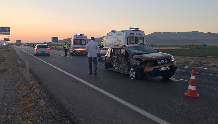 Konya’da kontrolden çıkan otomobil karşı şeride geçti: 4 yaralı