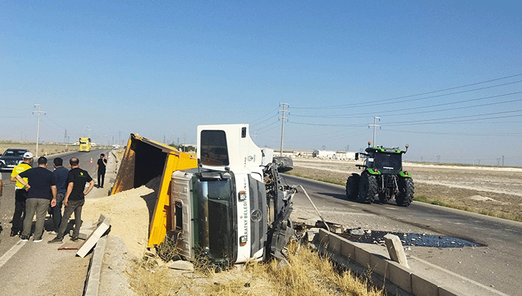 Konya’da kum yüklü kamyon refüje devrildi: 1 yaralı