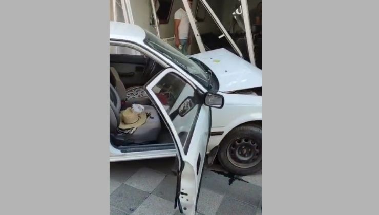 Konya’da otomobil kuaför dükkanına daldı: 1 yaralı