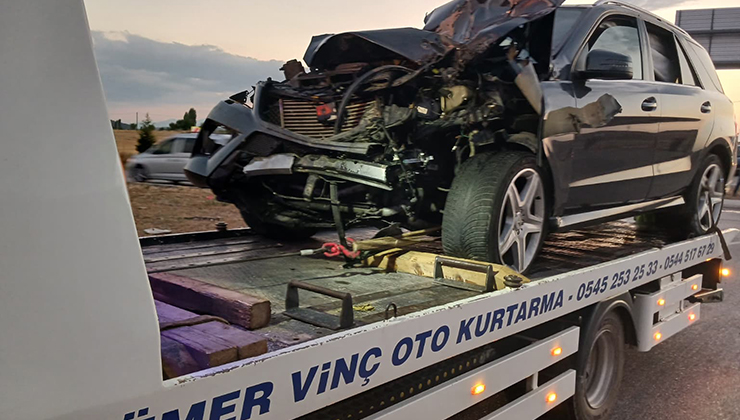 Konya’da tıra arkadan çarpan otomobildeki 5 kişi yaralandı