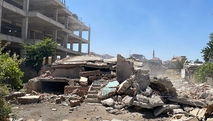 Konya’daki metruk bina yıkılıyor