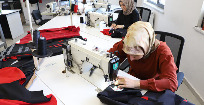 Konyalı kadınlar 110 yıl sonra aynı ruhu taşıyarak üniformaları dikti