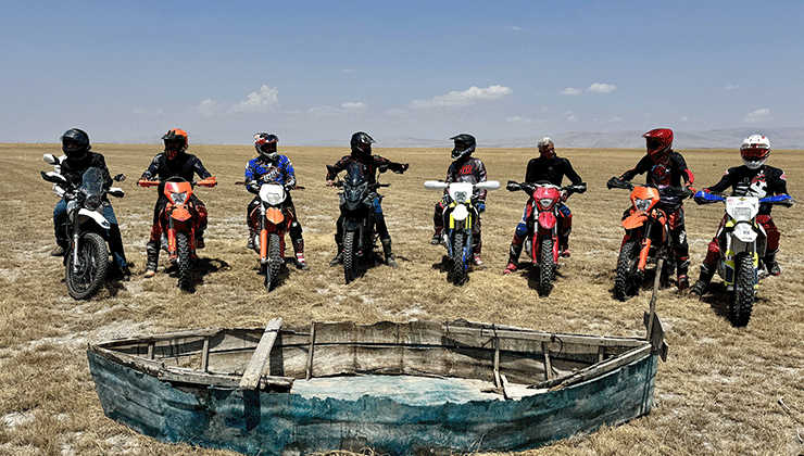 Kuruyan Akşehir Gölü’nden motosikletlerle geçtiler