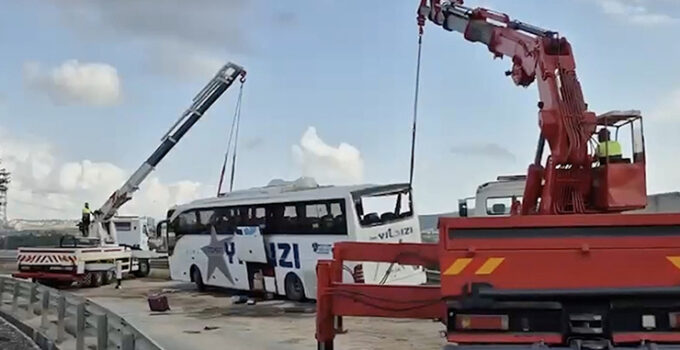 Kuzey Marmara Otoyolu’nda yolcu otobüsü bariyerlere çarptı: 3 ölü, 20 yaralı
