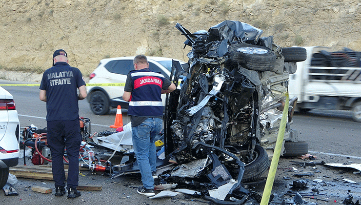 Malatya’da hafif ticari araç ile otomobil kafa kafaya çarpıştı: 4 ölü, 2 yaralı