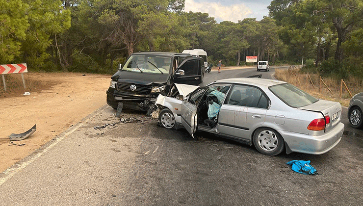 Manavgat’ta otomobil ile ticari araç çarpıştı: 3 yaralı