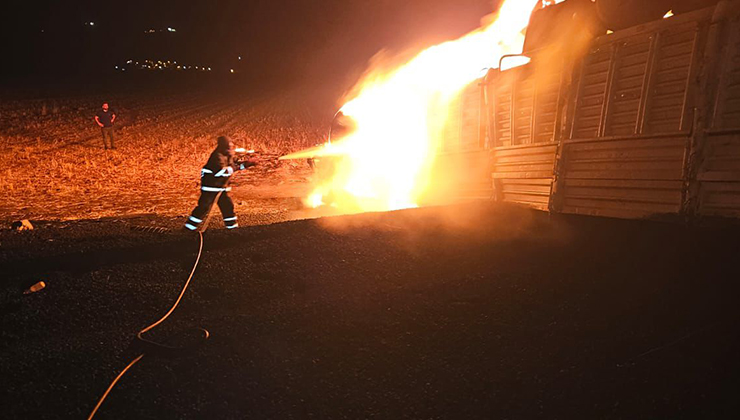 Mardin’de, devrilerek alev alan tırın şoförü yanarak öldü