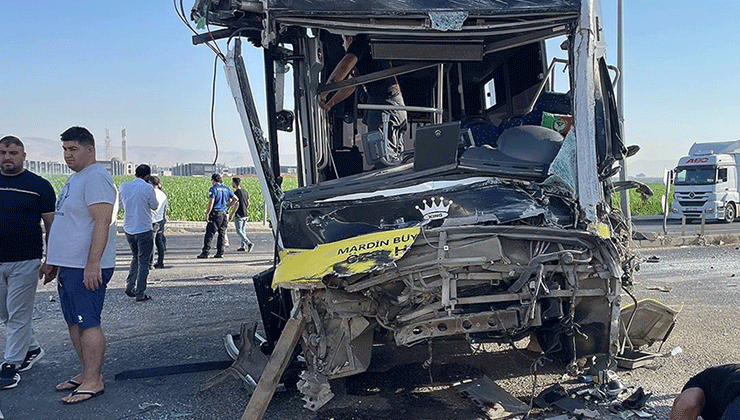 Mardin’de halk otobüsü ile tırın çarpıştığı kazada 1 kişi hayatını kaybetti, 9 kişi yaralandı