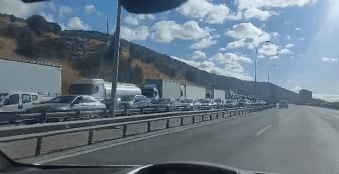 Mıcır yüklü tır devrildi: TEM Otoyolu İstanbul istikametinde trafik felç oldu