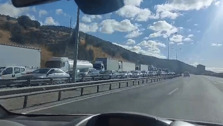 Mıcır yüklü tır devrildi: TEM Otoyolu İstanbul istikametinde trafik felç oldu