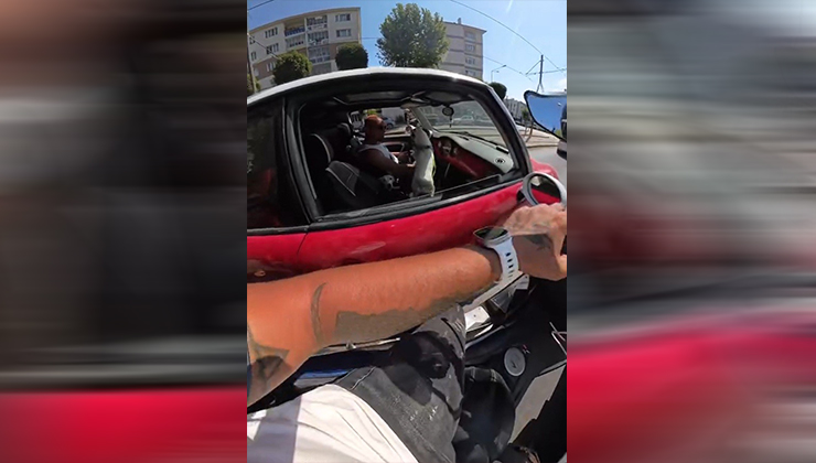 Motosiklet sürücüsünün sevmek istediği köpeklerin saldırısına uğradığı anlar kask kamerasında