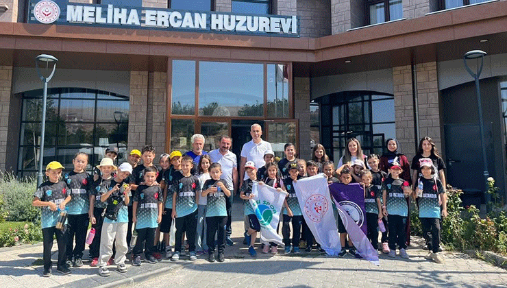 Öğrencilerden huzurevi sakinlerine anlamlı ziyaret