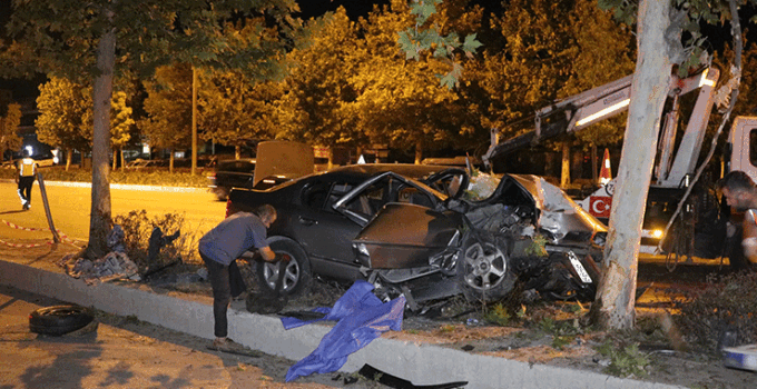 Otomobil ağaca çarptı: 2 ölü, 1 ağır yaralı