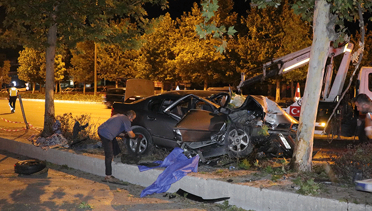 Otomobil ağaca çarptı: 2 ölü, 1 ağır yaralı