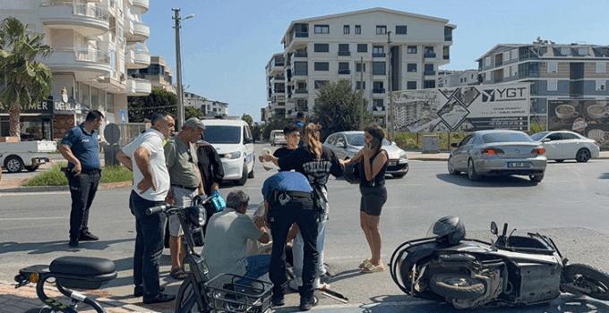 Otomobil ile motosiklet çarpıştı, yaralıya yoldan geçen doktor müdahale etti