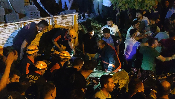 Otomobil park halindeki briket yüklü tıra çarptı: 2 ölü