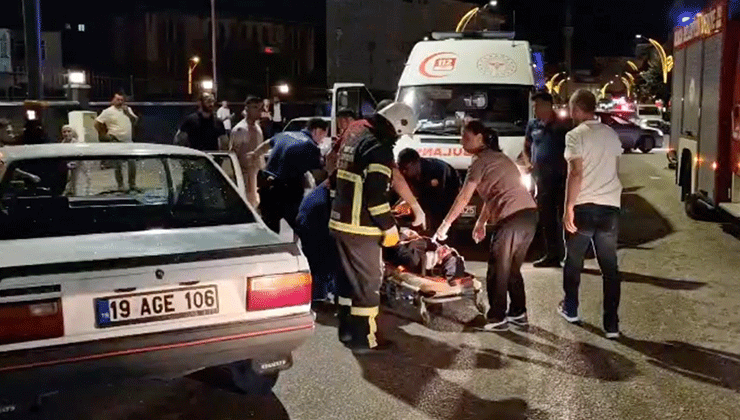 Otomobil, yaya geçidinde duran araca böyle çarptı: 2 yaralı