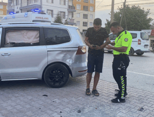 Otomobille çarpışan motosikletin sürücüsü ağır yaralandı