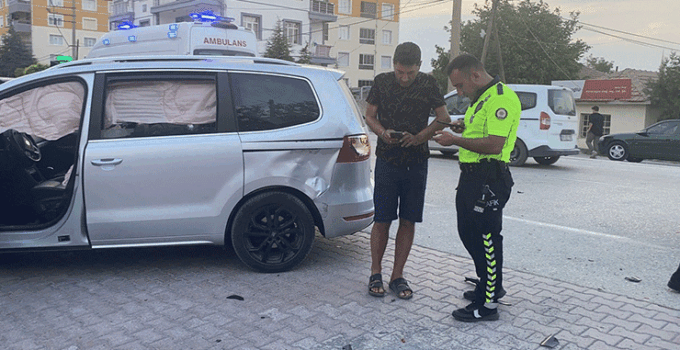 Otomobille çarpışan motosikletin sürücüsü ağır yaralandı