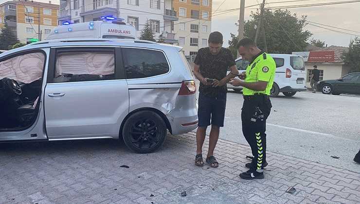 Otomobille çarpışan motosikletin sürücüsü ağır yaralandı