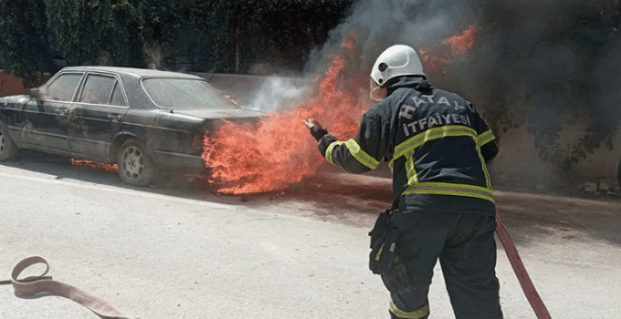 Park halindeki Mercedes alevlere teslim oldu