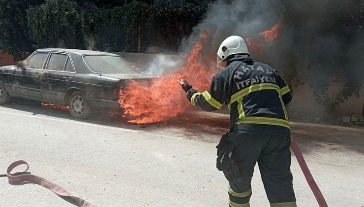 Park halindeki Mercedes alevlere teslim oldu