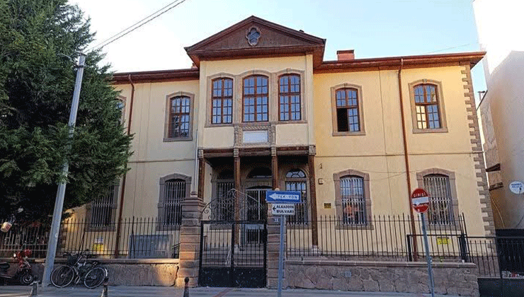 Konyalıların her gün önünden geçtiği Amerikan Oteli, yıllara meydan okuyor