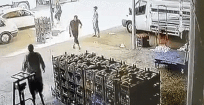 Rüzgarın uçurduğu şemsiyeyi tutmak isterken yaralandı