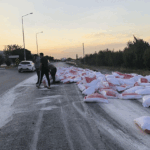 Konya’da tırın lastiği patladı un çuvalları yola savruldu