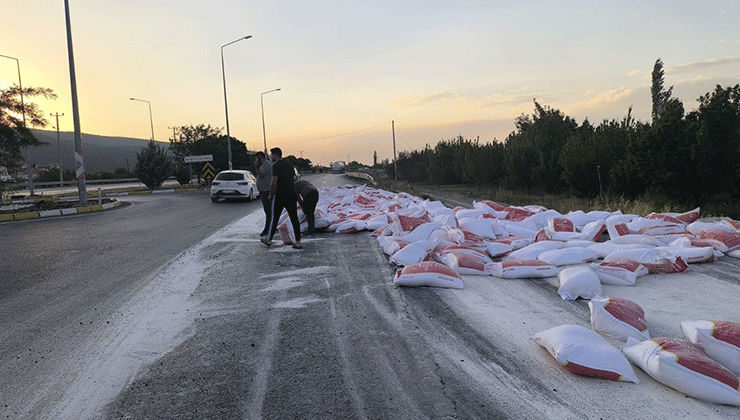 Konya’da tırın lastiği patladı un çuvalları yola savruldu