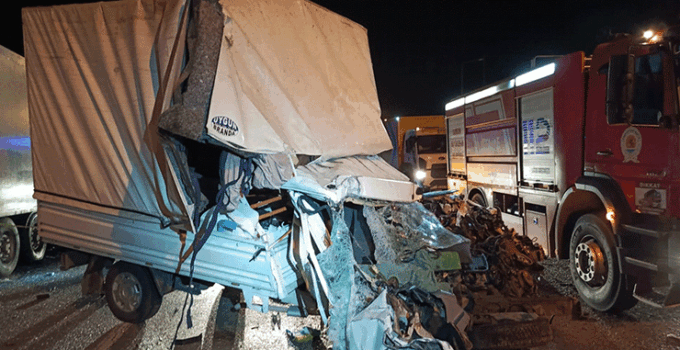Samsun’da kamyonet park halindeki tıra çarptı: 1 ölü, 1 yaralı
