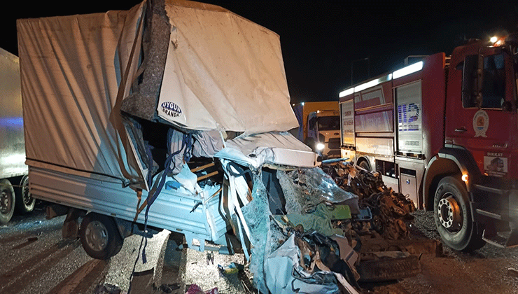Samsun’da kamyonet park halindeki tıra çarptı: 1 ölü, 1 yaralı