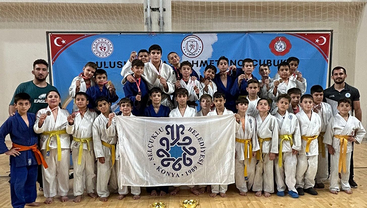 Selçuklu Belediye madalyaları topladı