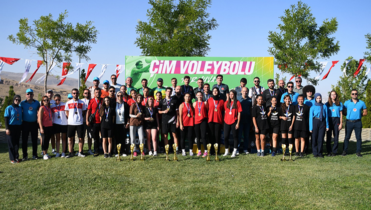 SELÇUKLU’DA ÇİM VOLEYBOLU HEYACANI YAŞANDI