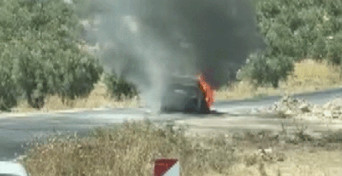 Seyir halindeki otomobil alev alev yanarak kullanılamaz hale geldi