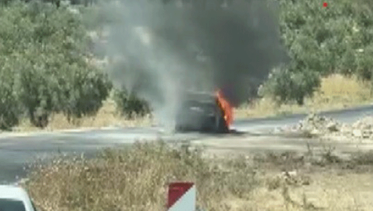 Seyir halindeki otomobil alev alev yanarak kullanılamaz hale geldi