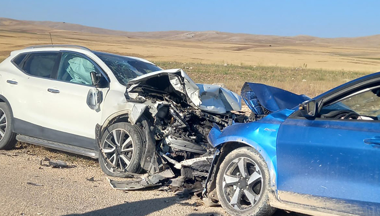 Sivas’ta iki otomobil kafa kafaya çarpıştı: 1 ölü, 1 yaralı