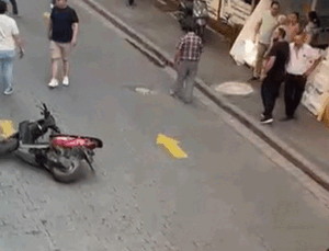 Sokak ortasında 2 şarjör mermiyi ateşlemesi kamerada; 3 yaralı