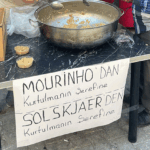 Taraftarlar, Mourinho ve Solskjaer’in gidişi için helva kavurdular